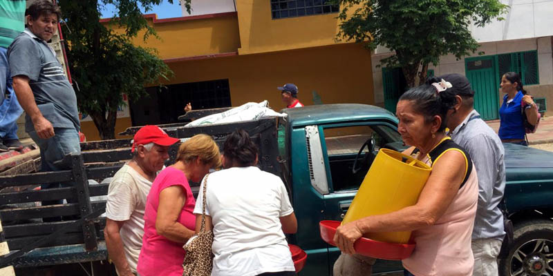 Apoyo a 70 familias de Ricaurte con insumos y gallinas ponedoras