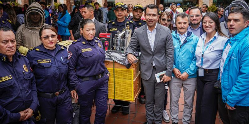 Bomberos de seis municipios de Cundinamarca reciben kits apícolas para emergencias con enjambres