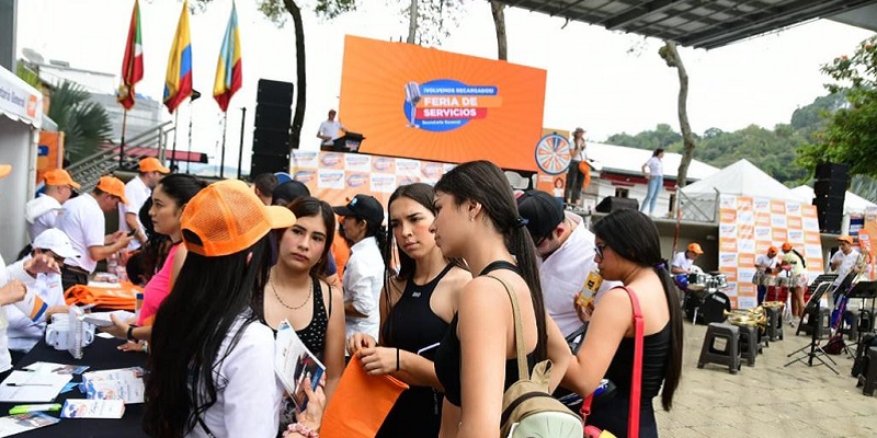 Multitudinaria Feria de Servicios en La Vega 
