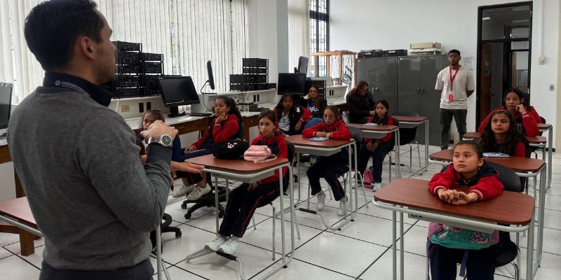Niñas cundinamarquesas vivieron la experiencia de ser controladoras aéreas por un día
