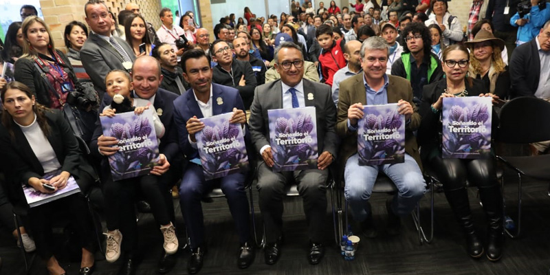 En Expocundinamarca se realizó el lanzamiento del libro “Soñando el Territorio”

