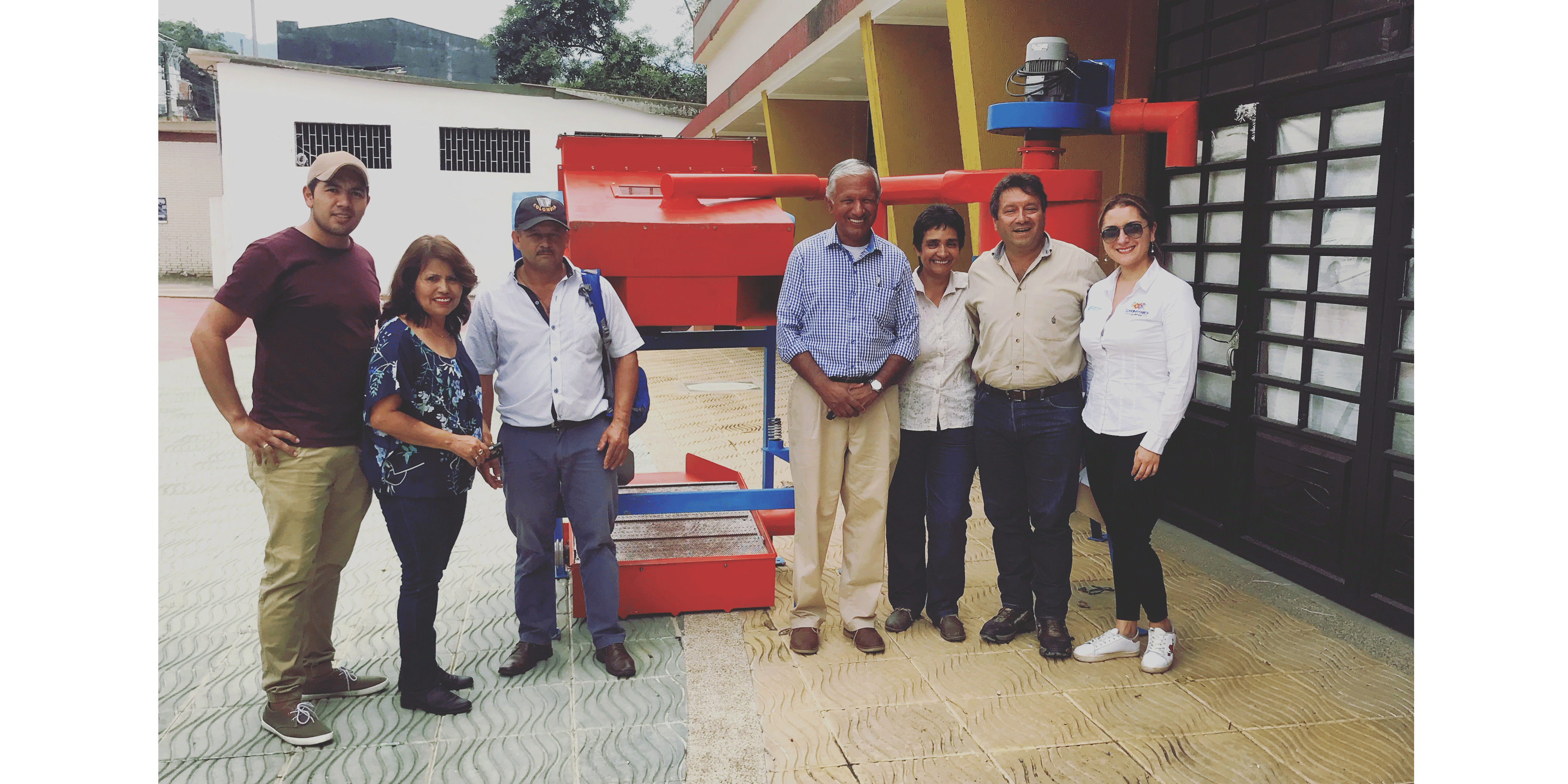 En La Vega, primera máquina trilladora de achiote














