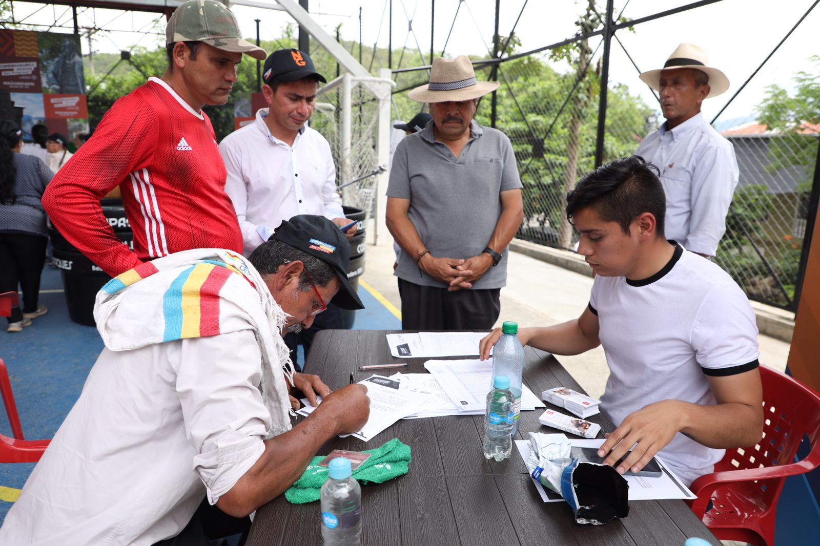 Gobierno departamental entrega maquinaria y equipos para aumentar la productividad del Tequendama