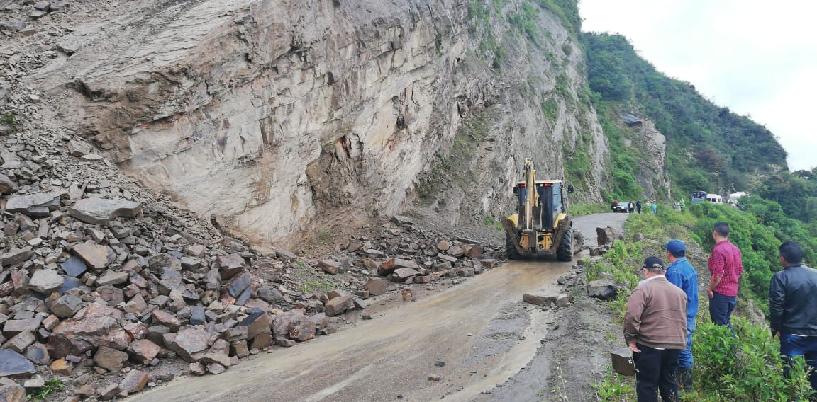 Habilitado paso de vehículos 4x4 por el sector El Cobre en la vía Gutiérrez-Guayabetal


























