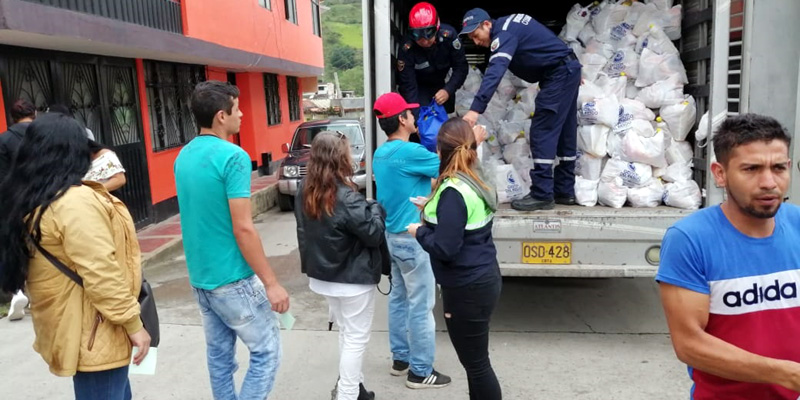 Entrega de ayuda humanitaria a familias de Quetame afectadas por el cierre de la vía al Llano

























