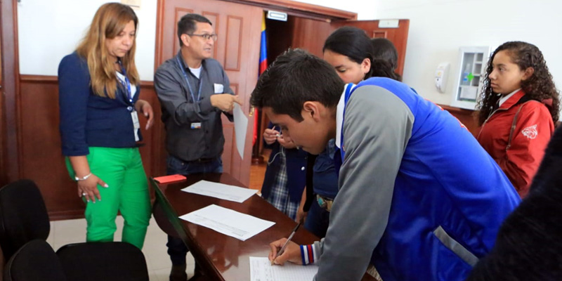 Niños, niñas y adolescentes exponen inquietudes sobre temas bandera en su proceso formativo



























