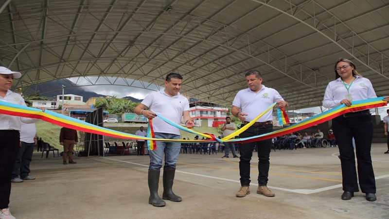Gobernador de Cundinamarca hizo entrega de obras para Vianí

