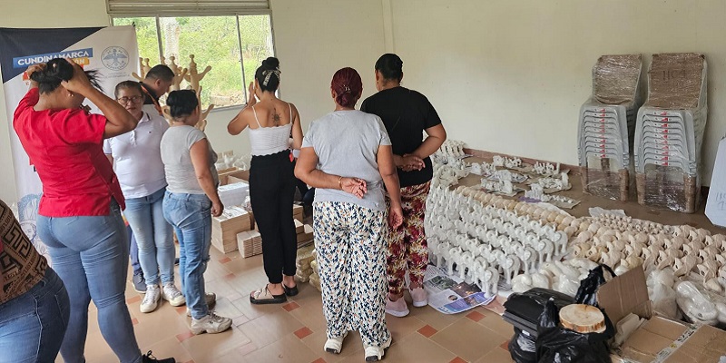 Gobierno cundinamarqués entrega proyectos productivos a población Víctima del Conflicto Armado
