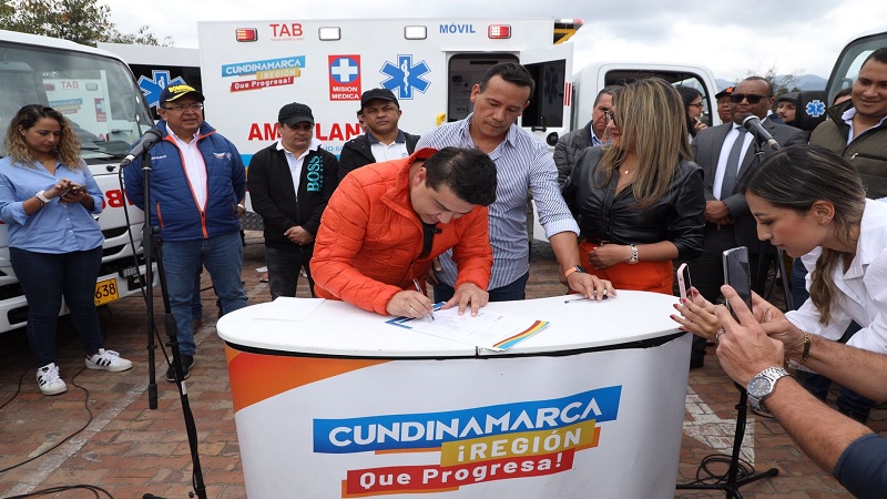 Sesenta ambulancias, obras de infraestructura de salud y dotación para Red Hospitalaria de Cundinamarca