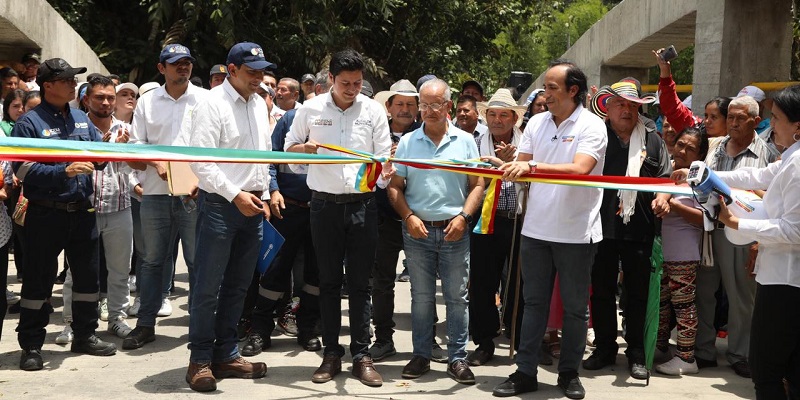 Al servicio puente vehicular Bunque entre El Peñón y Topaipí