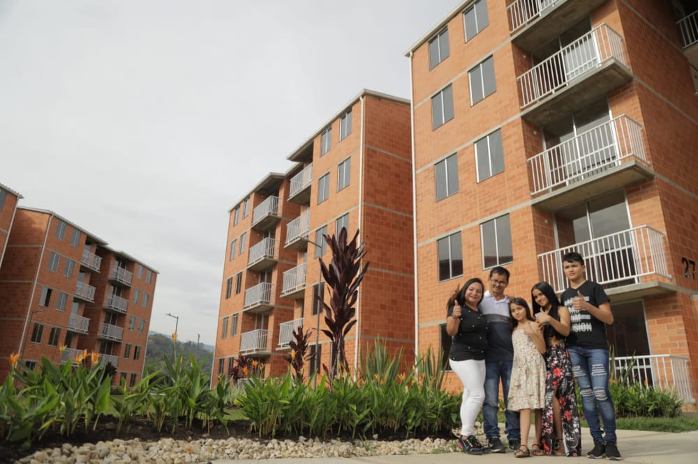 Imagen: Familia en vivienda de interes prioritario