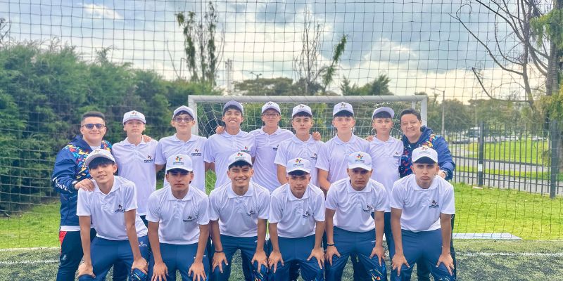 Delegación completa: categoría juvenil recibe la bandera de Cundinamarca para debutar en la regional nacional de los Juegos Intercolegiados 2025