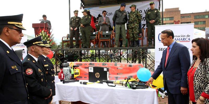GOBERNADOR CRUZ ENTREGÓ PARQUE AUTOMOTOR PARA LA FUERZA PÚBLICA 
