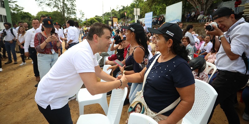 Gobernador participa en la entrega de 100 viviendas en el municipio de El Colegio
