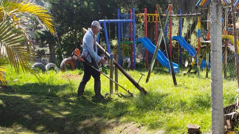 Funcionarios de la Gobernación contribuyen en el embellecimiento de escuelas rurales