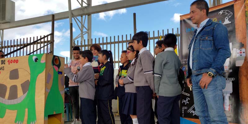 Institución Educativa de Mosquera recibe máquina inteligente para reciclar botellas plásticas






























