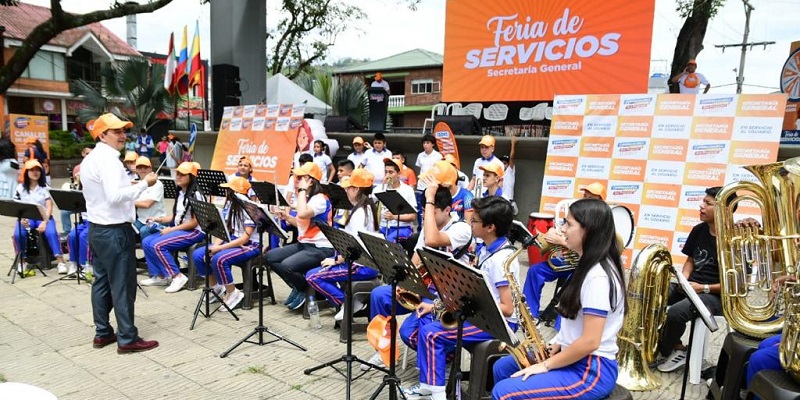 Multitudinaria Feria de Servicios en La Vega 
