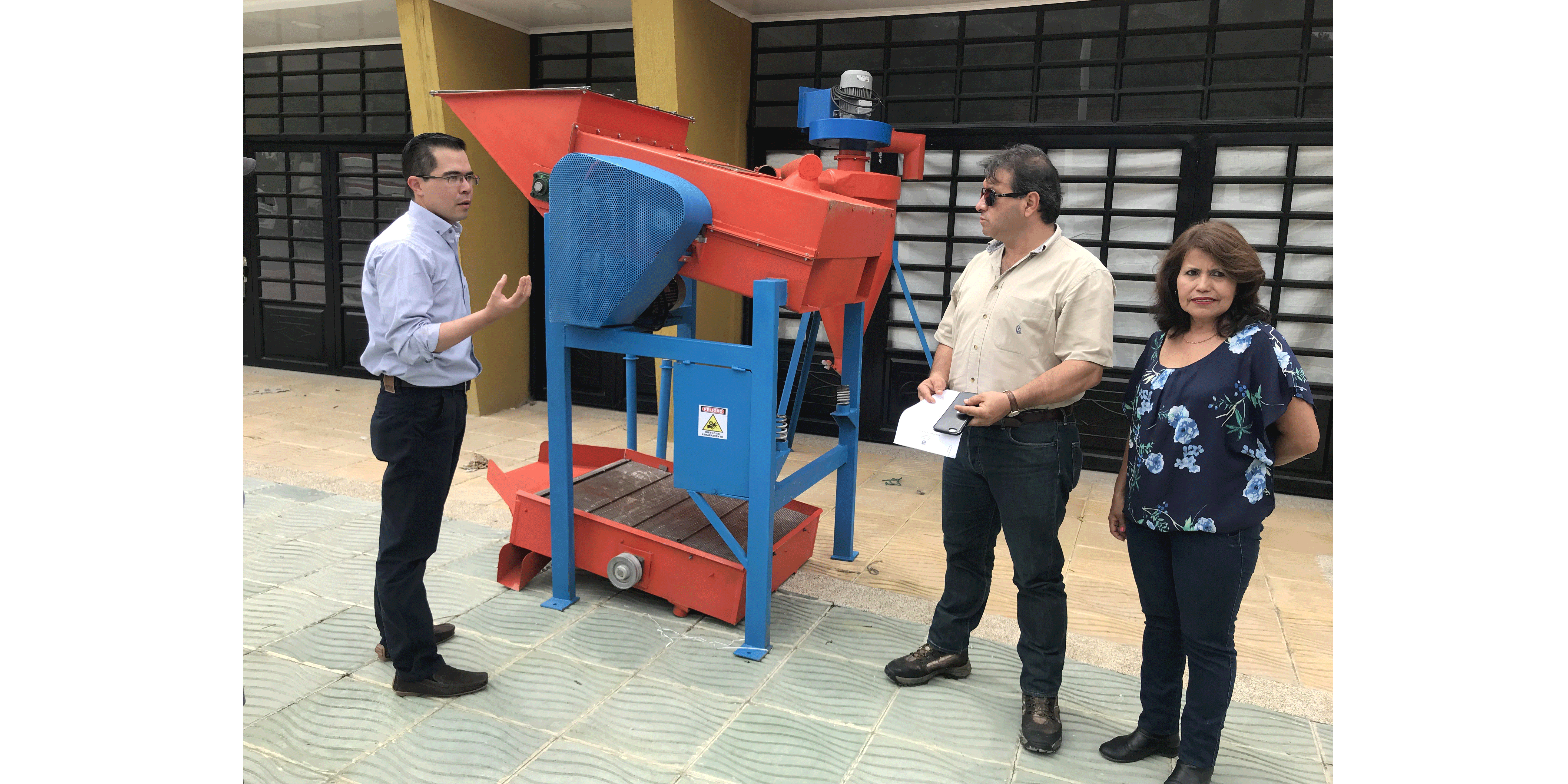 En La Vega, primera máquina trilladora de achiote














