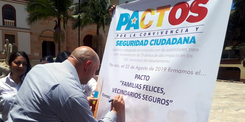 En Gachetá se firmó el pacto ‘Familias felices, vecindarios seguros’ 


















