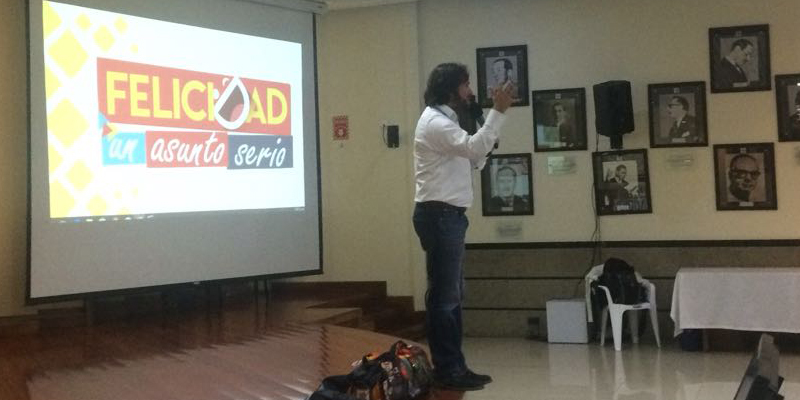 Más de 200 funcionarios participaron en charla con Óscar Córdoba sobre la felicidad