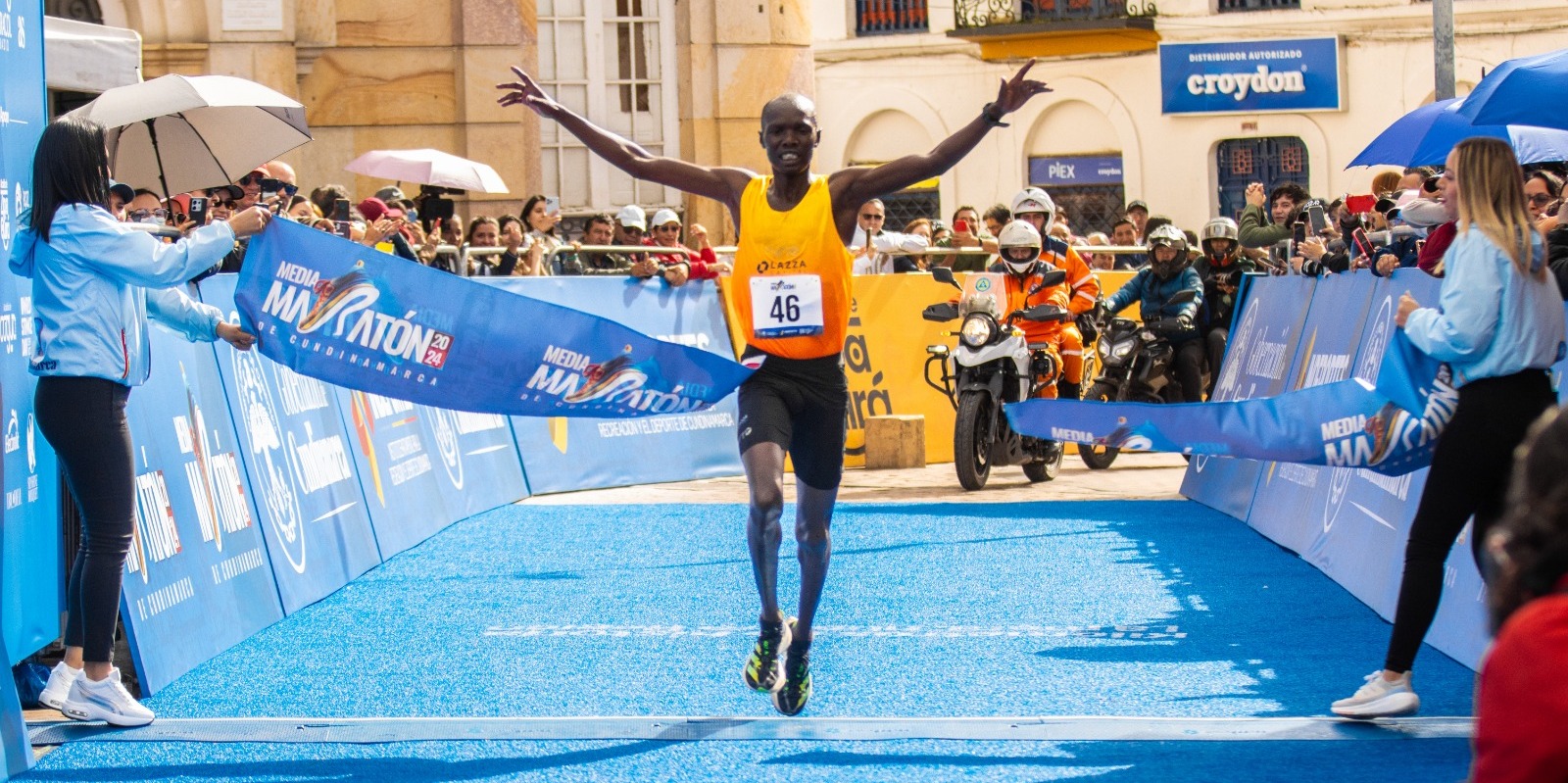 Los atletas Naomi Maiyo y Joseph Kiprono, de Kenia, ganadores de la primera Media Maratón de Cundinamarca