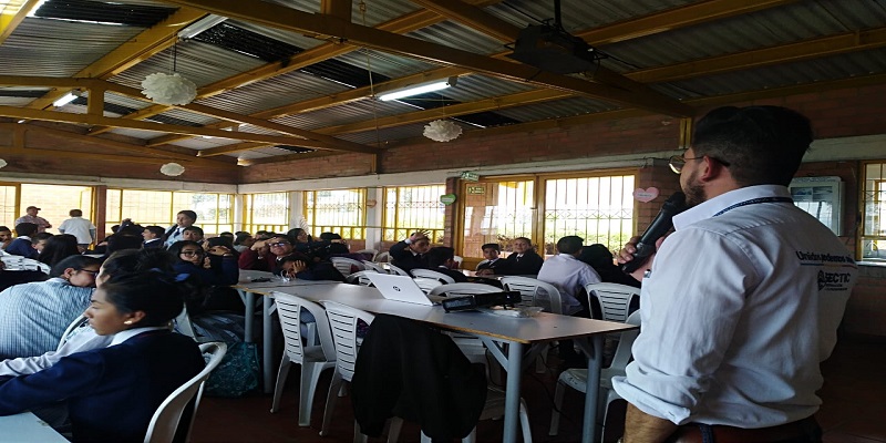 Más de 500 estudiantes de Cogua, ya conocen los peligros de las redes sociales y la Internet


















