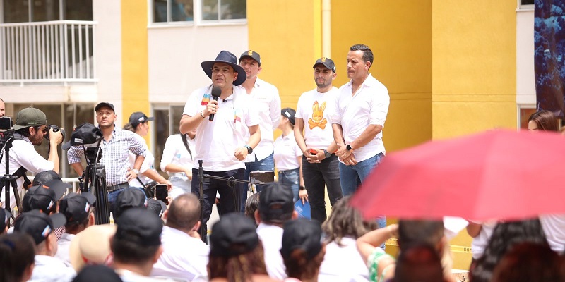 Gobernador participa en la entrega de 100 viviendas en el municipio de El Colegio
