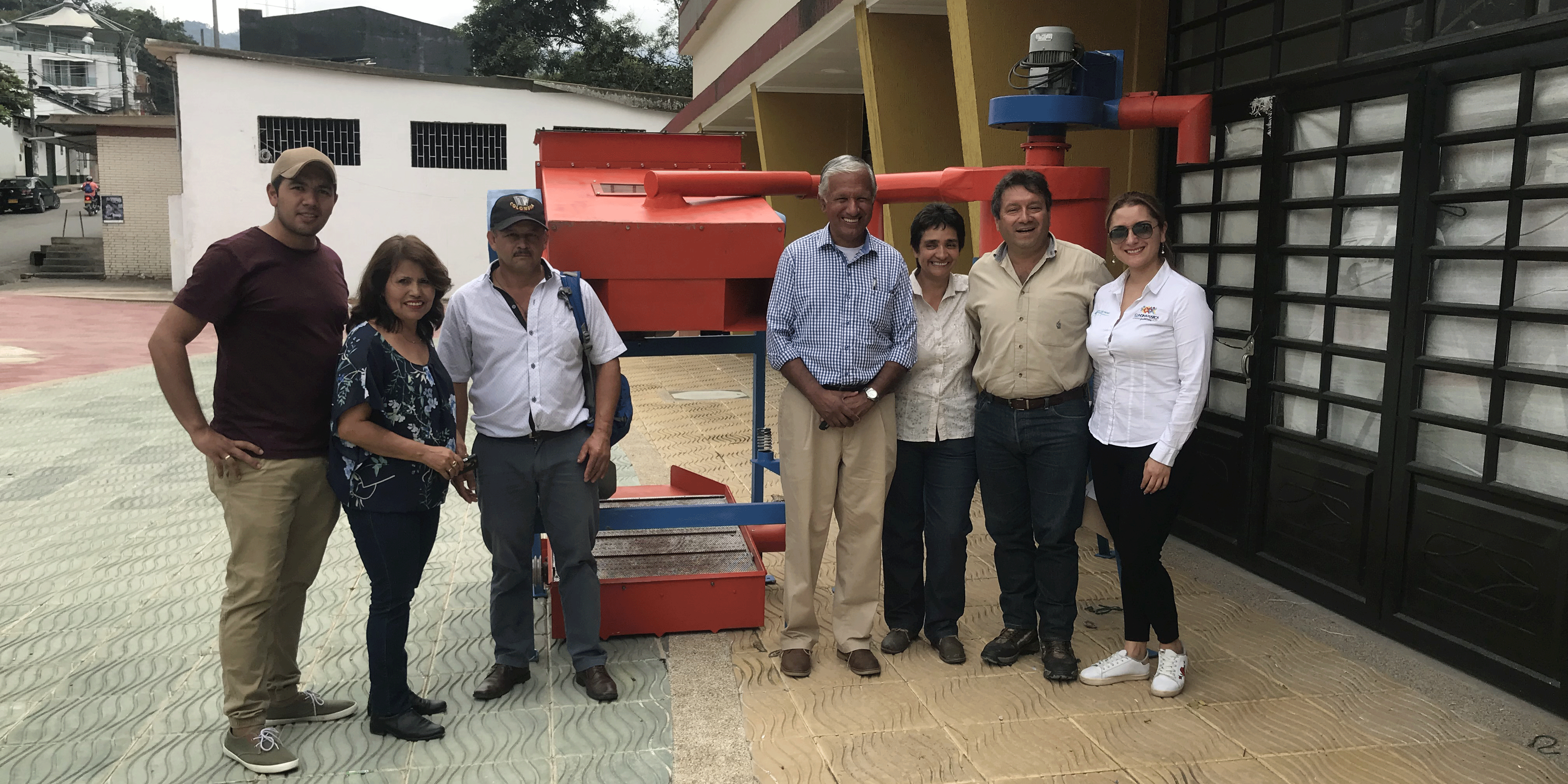 En La Vega, primera máquina trilladora de achiote














