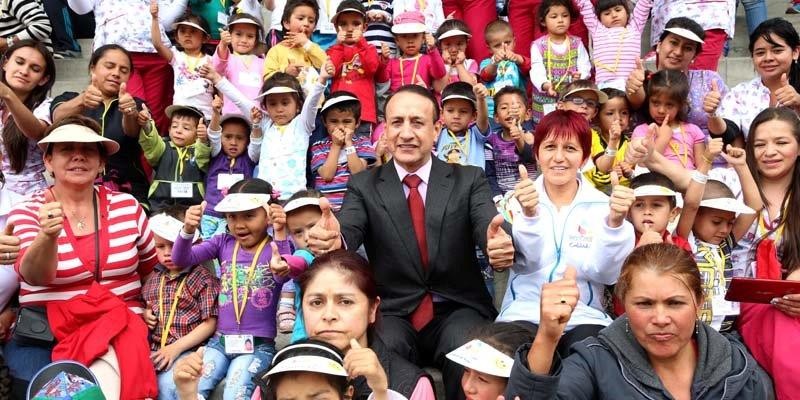 NIÑOS CUNDINAMARQUESES CELEBRAN SU DÍA EN MUNDO AVENTURA