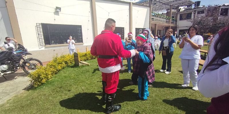 Influencer Miguel Forero alegró la Navidad de los adultos mayores de Facatativá


