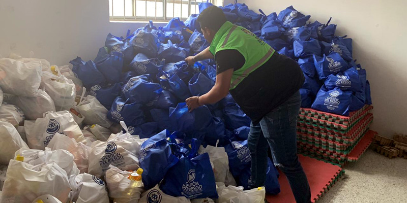 Entrega de ayuda humanitaria a familias de Quetame afectadas por el cierre de la vía al Llano

























