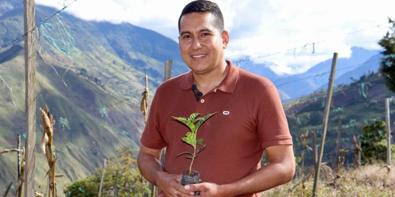 Gobernación respalda a caficultores de Gutiérrez con transporte gratuito de 20 toneladas de colinos
