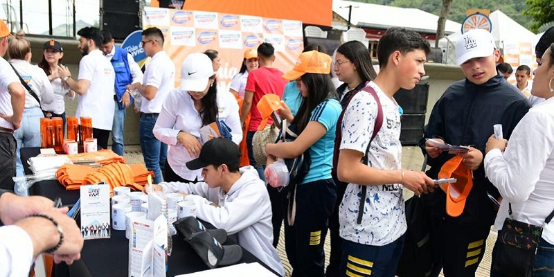 Multitudinaria Feria de Servicios en La Vega 
