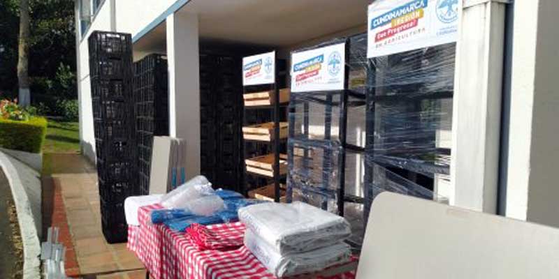 Secretaría de Agricultura entrega kits para la reactivación de los mercados campesinos
