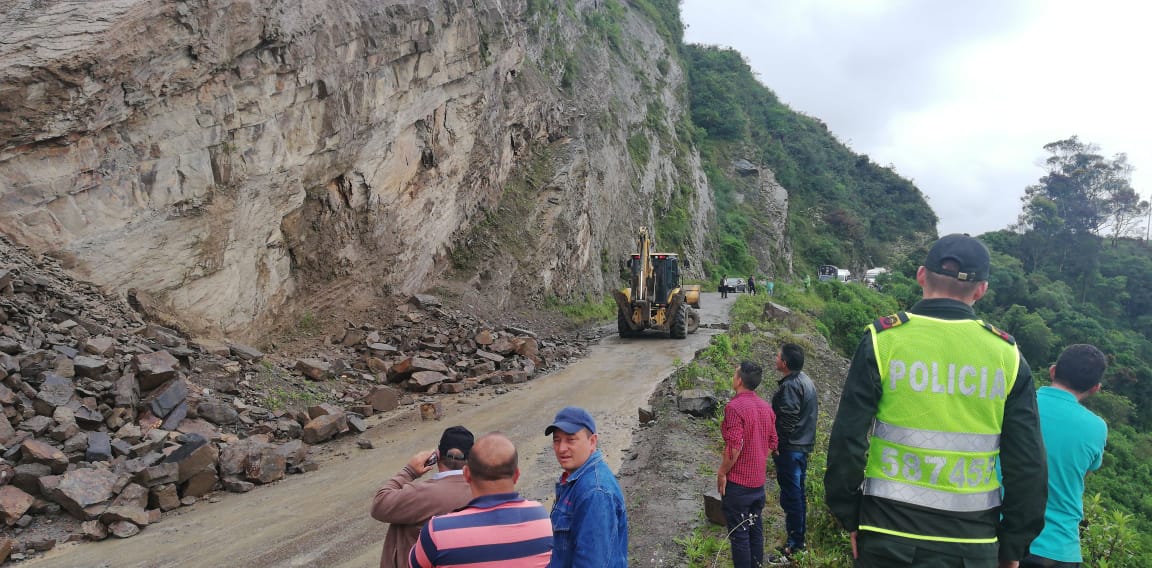 Habilitado paso de vehículos 4x4 por el sector El Cobre en la vía Gutiérrez-Guayabetal


























