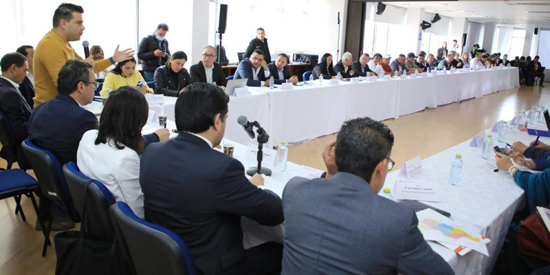 Ante el compromiso de invertir más de $100.000 millones en vías de El Guavio, la comunidad levanta el bloqueo