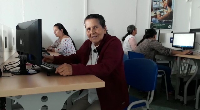 Adultos mayores aprenden tecnología












