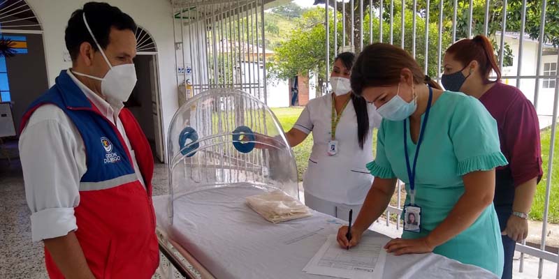 UAEGRD entrega iglús para realizar procedimientos a pacientes con coronavirus que requieren ventilación asistida