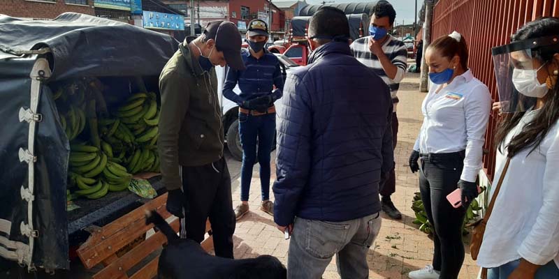 A comprar productos frescos del campo en la plaza de mercado de Madrid
