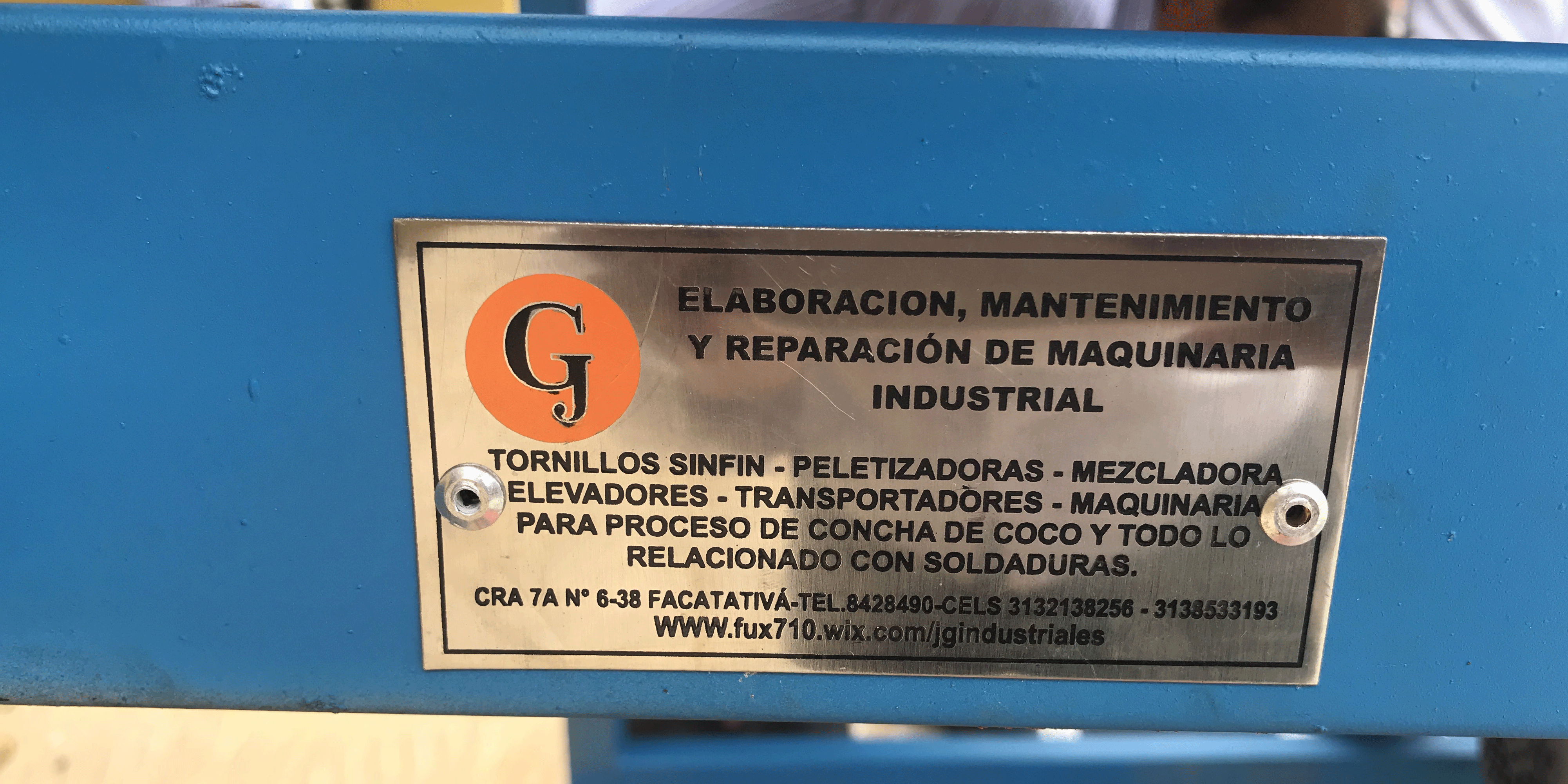 En La Vega, primera máquina trilladora de achiote














