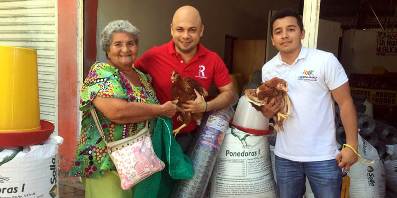 Apoyo a 70 familias de Ricaurte con insumos y gallinas ponedoras