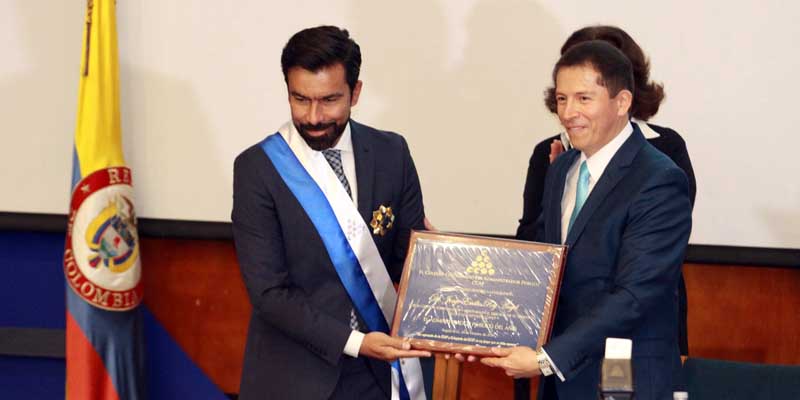 Condecoración a la excelencia, distingue al Gobernador de Cundinamarca como  el Administrador Público del año



































































