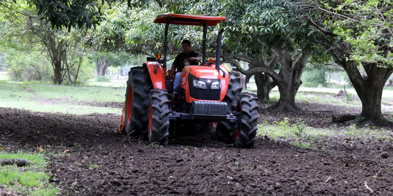 Gobierno departamental beneficia con maquinaria a productores de Tocaima 