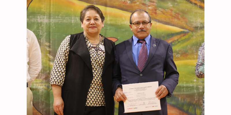 450 docentes y funcionarios se gradúan como ‘Embajadores de la Felicidad’

