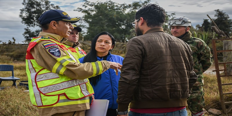 Avanzan labores para extinguir incendio forestal en Mosquera