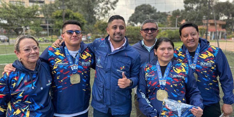 Delegación completa: categoría juvenil recibe la bandera de Cundinamarca para debutar en la regional nacional de los Juegos Intercolegiados 2025