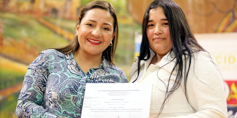 450 docentes y funcionarios se gradúan como ‘Embajadores de la Felicidad’

