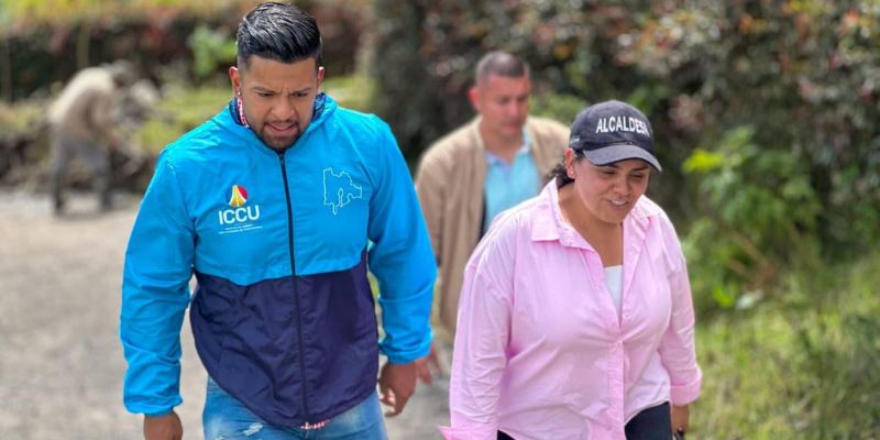 Gobernador Jorge Rey advierte que la montaña en Chipaque sigue cediendo y amenaza viviendas



