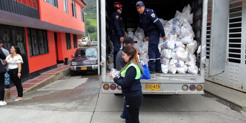 Entrega de ayuda humanitaria a familias de Quetame afectadas por el cierre de la vía al Llano

























