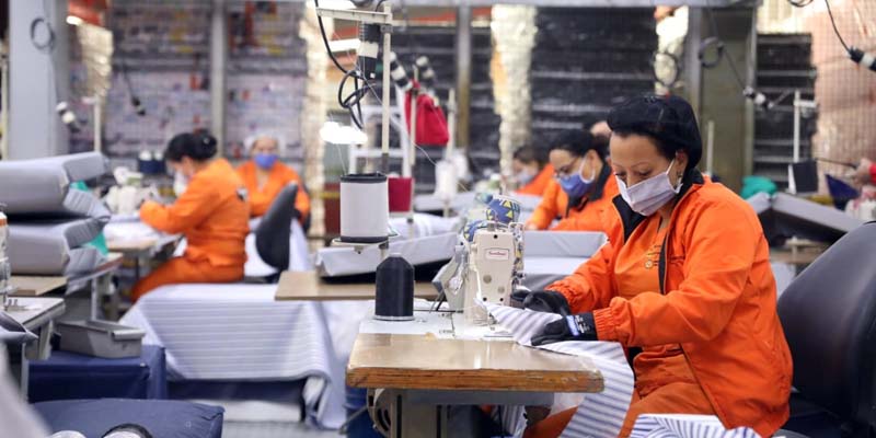 Gobernador de Cundinamarca y Alcalde de Soacha supervisan primera empresa de manufactura que reinicia actividades en esa ciudad después del periodo de cuarentena
